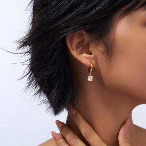 Boucles d'oreilles pendantes classiques carrées en moissanite 5,5 mm, testées au diamant, en argent S925 plaqué or 18 carats, couleur D, pureté VVS, pour femme - Product Image 2