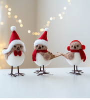 Décoration de Noël en mousse en forme d'oiseau rouge, adorable poupée en peluche avec écharpe et chapeau rouges pour sapin de Noël
