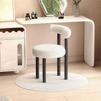 Chaise de salle à manger moderne et bon marché en plastique PP avec dossier en tissu et pieds en métal avec revêtement en poudre