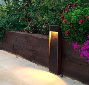 Borne lumineuse LED extérieure en métal Corten rouillé, étanche, pour aménagement paysager - Product Image 3