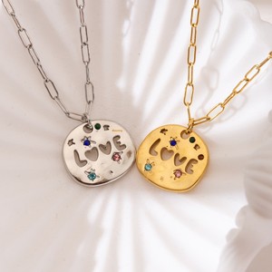 Collana con Ciondolo a Forma di <span class=keywords><strong>Lettera</strong></span> d'Amore <span class=keywords><strong>per</strong></span> la Festa della Mamma e <span class=keywords><strong>San</strong></span> <span class=keywords><strong>Valentino</strong></span>, Gioiello in Acciaio Inossidabile con Cerchio Irregolare Colorato <span class=keywords><strong>per</strong></span> <span class=keywords><strong>Lei</strong></span> - Product Image 1