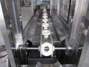 Machine de remplissage de scellage de nettoyage de tambour à grande vitesse 150BPH 19L avec système de bande transporteuse pour jerrycans en PET - Product Image 2