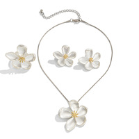 Lot de 3 Pièces Ensemble Bijoux Mode Plaqué Or 18K Alliage Métallique, Grand Pendentif Fleur, Collier Ras-du-Cou et Boucles d'Oreilles pour Femme, Doux Ensemble Bijoux Fleur