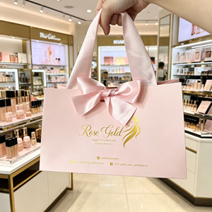 Bolsa de Regalo Rosa de Lujo con Logotipo Impreso en Papel Dorado, Bolsa de Compras con Asa de Listón, Bolsas de Papel Personalizadas para Joyería y Cosméticos - Product Image 2