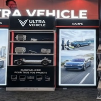 Stand de salon professionnel personnalisé 10x20 avec enseigne lumineuse LED, étagères, comptoir rétroéclairé et espace de rangement pour la SEMA Show