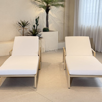 Chaise longue de piscine avec accoudoirs, coussin et dossier réglable pour terrasse extérieure