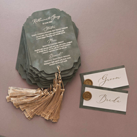 Initiales en relief personnalisées couverture rigide de luxe vert sauge place carte couverture en velours cartes de Menu invitations de mariage glands