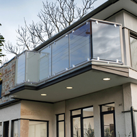 Rampe en verre en acier inoxydable avec balustres contemporains - Système de sécurité pour escalier extérieur, balcon, terrasse et piscine résistant à la rouille