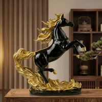 Sculpture de cheval artisanale en résine, style médiéval vintage, noir et or, pour la décoration de la porte d'entrée, du salon, du bureau ou du bureau à domicile.