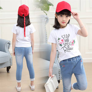 Conjunto de Dos Piezas para Niñas: Camiseta de Manga Corta con Estampado Floral y Pantalones Vaqueros Cortos - Product Image 4