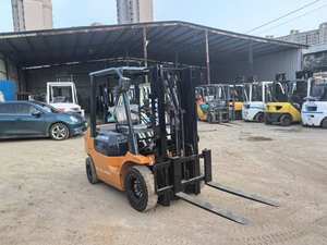 Chariot élévateur Toyota 7FD d'occasion, 3 tonnes, mât 2 étages, moteur diesel, faible nombre d'heures, hauteur de levage 3000 mm, boîte de vitesses, roulement, moteur bien entretenus - Product Image 4