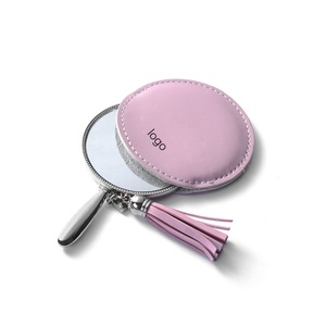 Espejo de Maquillaje Redondo y Pequeño de Cuero Rosa con Logotipo Personalizado, Asa de Metal Grabada y Borla - Product Image 2