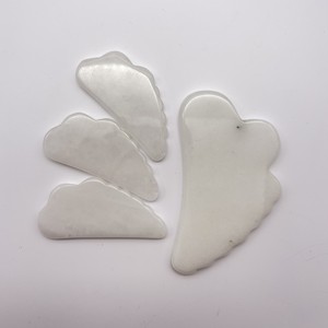 Masajeador Gua Sha de Cuarzo Blanco de Alta Calidad con Efecto Reafirmante en la Piel - Product Image 4