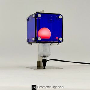 Lampe de bureau moderne en acrylique bleu électrique avec design géométrique et support en métal pour la décoration de la chambre et du bureau à domicile - Product Image 4