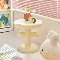 Table d'appoint de canapé crème moderne Mini table d'angle de balcon créative pour petit appartement pour le salon Caractéristiques de la table basse à fleurs