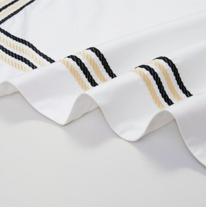 Set di Biancheria da Letto per Hotel in Cotone 100% Bianco con Ricamo Dorato a Doppia Cucitura, 4 Pezzi: Copripiumino, Lenzuolo e Federe - Product Image 3