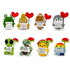 Regalo de San Valentín, Muñeco de Animal Tejido a Crochet Hecho a Mano, Abrazando un Corazón y un Ramo de Rosas, Decoración de Escritorio para Apoyo Emocional - Product Image 1