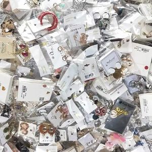 ต่างหูแฟชั่นสไตล์เกาหลีแบบสุ่มและคละแบบ น้ำหนัก 1 กก. 80-150 ชิ้น ขายส่งจากเมืองอี้อู ขายตามน้ำหนัก - Product Image 1