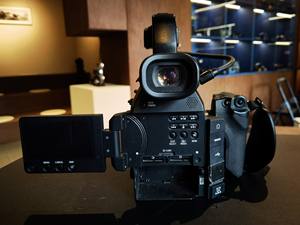 กล้องวิดีโอดิจิทัลสำหรับ <span class=keywords><strong>EOS</strong></span> C100 MARK 2, ระดับไฮเอนด์เซ็นเซอร์ CMOS ความคมชัดระดับ Full HD 1080P 3นิ้วแบตเตอรี่ลิเธียม SD - Product Image 3