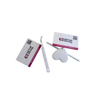 Pince à cils blanche personnalisable avec logo et miroir cœur pour extensions de cils – Précision élevée, acier inoxydable, manche à grille diamantée pour volume - Product Image 1