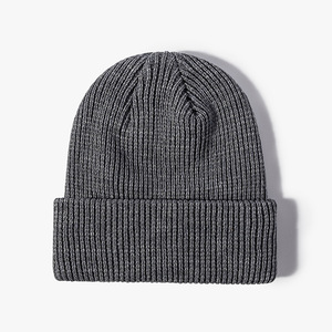 Gorro de <span class=keywords><strong>invierno</strong></span> cálido de Color sólido al por mayor <span class=keywords><strong>2023</strong></span>, gorro de punto grueso con etiqueta tejida con logotipo personalizado para mujeres y hombres - Product Image 3
