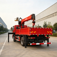 Grue montée sur camion de 8 tonnes à usage intensif avec flèche en U à 5 sections, grande caisse de chargement pour levage de charges de construction