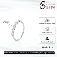 Bague demi-ouverture minimaliste et délicate pour femme en argent sterling 925 plaqué rhodium avec moissanite ovale de laboratoire sertie à griffes