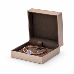 กล่องใส่สร้อยข้อมือแบบหรูหรา กล่องของขวัญเครื่องประดับหนัง PU แข็งแบบกำหนดเอง พร้อมซับในผ้ากำมะหยี่ ปั๊มฟอยล์โลโก้ตามสั่ง ขายส่งจากโรงงาน - Product Image 6