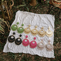 Anting-anting gantung rajutan tangan dari rafia motif tetesan air, terbuat dari paduan seng, tren terlaris, manis, musim panas, mewah sederhana, niche wanita.
