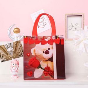 Sac fourre-tout non tissé personnalisé avec logo imprimé pour la vente au détail, sac de courses non tissé avec motif ours pour la Saint-Valentin - Product Image 6