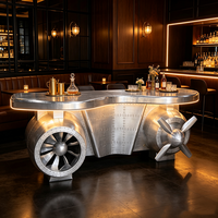 Bureau d'accueil de style aile d'avion, vintage, en aluminium riveté, avec décor de moteur d'avion, pour hôtel, bar