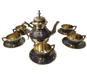 黄铜茶具，带有杯子和茶托的漆包和雕刻