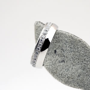 Bague de luxe personnalisée en acier inoxydable 316L pour hommes et femmes, pierre délicate gravée en CZ, bague de couple taille 5, bijouterie OEM, usine pour couple - Product Image 5