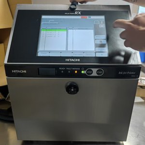 Imprimante jet d'encre continu (CIJ) Hitachi RX2 d'occasion, très demandée, machine de codage industrielle à encre noire pour l'impression de codes lots et codes-barres - Product Image 2