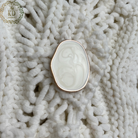 Fabricant de pulls KD, personnalisation OEM ODM, boutons sur le devant, bord festonné, motif argyle, point Elle, pull en tricot crocheté