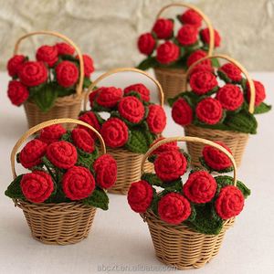 กระเช้าดอกกุหลาบถักโครเชต์สีแดง งานแฮนด์เมด ขนาดเล็ก สำหรับตกแต่งโต๊ะทำงาน - Product Image 1