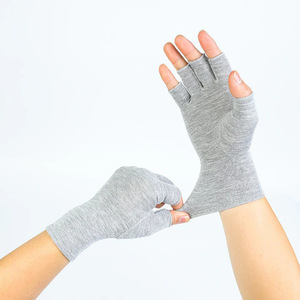 Gants de fitness demi-doigts en fibre de charbon de bambou, respirants, anti-transpiration, protection des articulations pour le sport et le fitness, gris clair - Product Image 4