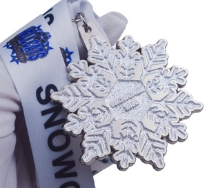 Medalla <span class=keywords><strong>de</strong></span> Alta Calidad Personalizada en Plata, Edición Invierno, <span class=keywords><strong>Alpe</strong></span> Adria Ultra Trail Marathon, con Diseño <span class=keywords><strong>de</strong></span> Copo <span class=keywords><strong>de</strong></span> Nieve y Cinta Personalizada - Product Image 2