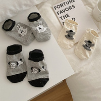 Chaussettes invisibles légères en coton pour femmes avec motif de chien de dessin animé et design bicolore, sans coutures.