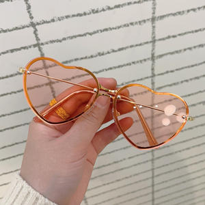 Nuevo Cute PC UV400 Marco de metal Diseño de corazón Gafas de sol Candy Mujeres Unisex Azul Oro Verde Amor Forma de corazón Damas Caballeros - Product Image 1