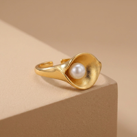 Bague ajustable en cuivre plaqué or 18 carats avec pétale de lys et perle d'eau douce, bijou botanique tendance pour femme, cadeau