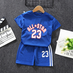 Ensemble de basket-ball pour enfants respirant et imprimé, vente en gros d'usine, short et t-shirt à manches courtes amples - Product Image 4