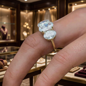 Bague de fiançailles classique en or jaune avec trois diamants ronds taille brillant pour femme - Product Image 3