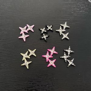 Coque de téléphone D Bling en métal de luxe avec breloques en forme de chaussures, breloques décoratives de marque de créateur avec strass, accessoires de bricolage - Product Image 1