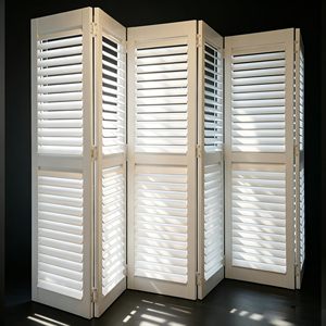 Volets pliants électriques de haute qualité, étanches, blancs, largeur de <span class=keywords><strong>lame</strong></span> 2,5'', 3,5'', 4,5'', 7 couleurs blanches différentes, en <span class=keywords><strong>PVC</strong></span>, style plantation - Product Image 1