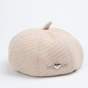 Béret en Laine pour Femme, Nouveau Style Automne Hiver, Bonnet à Huit Panneaux avec Broche Cœur, Tendance, Style Peinture - Product Image 3