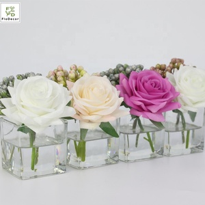 L'alta qualità ha personalizzato la rosa artificiale con la disposizione floreale della bacca con il <span class=keywords><strong>vaso</strong></span> di vetro chiaro quadrato e l'acqua - Product Image 6