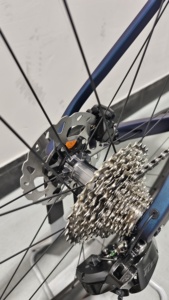 Vélo de route en fibre de carbone avec levier de vitesses électrique Shimano R7170, frein à disque, 24 vitesses, course - Product Image 6
