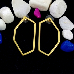 Boucles d'oreilles créoles et clous hexagonaux en laiton plaqué or, faites à la main, élégantes et tendance, unisexe, pour fêtes et mariages - Product Image 1