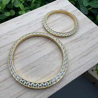 Supporte la création sur mesure de montures de luxe en or pur, platine et or rose, avec des montures en or pur 24 carats et diamants de laboratoire.